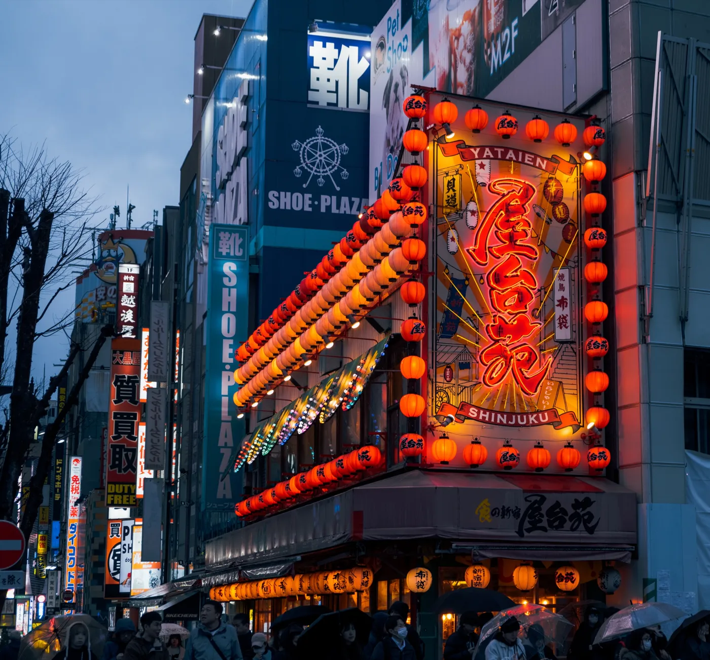 Le insegne luminose di un ristorante a Dōtonbori