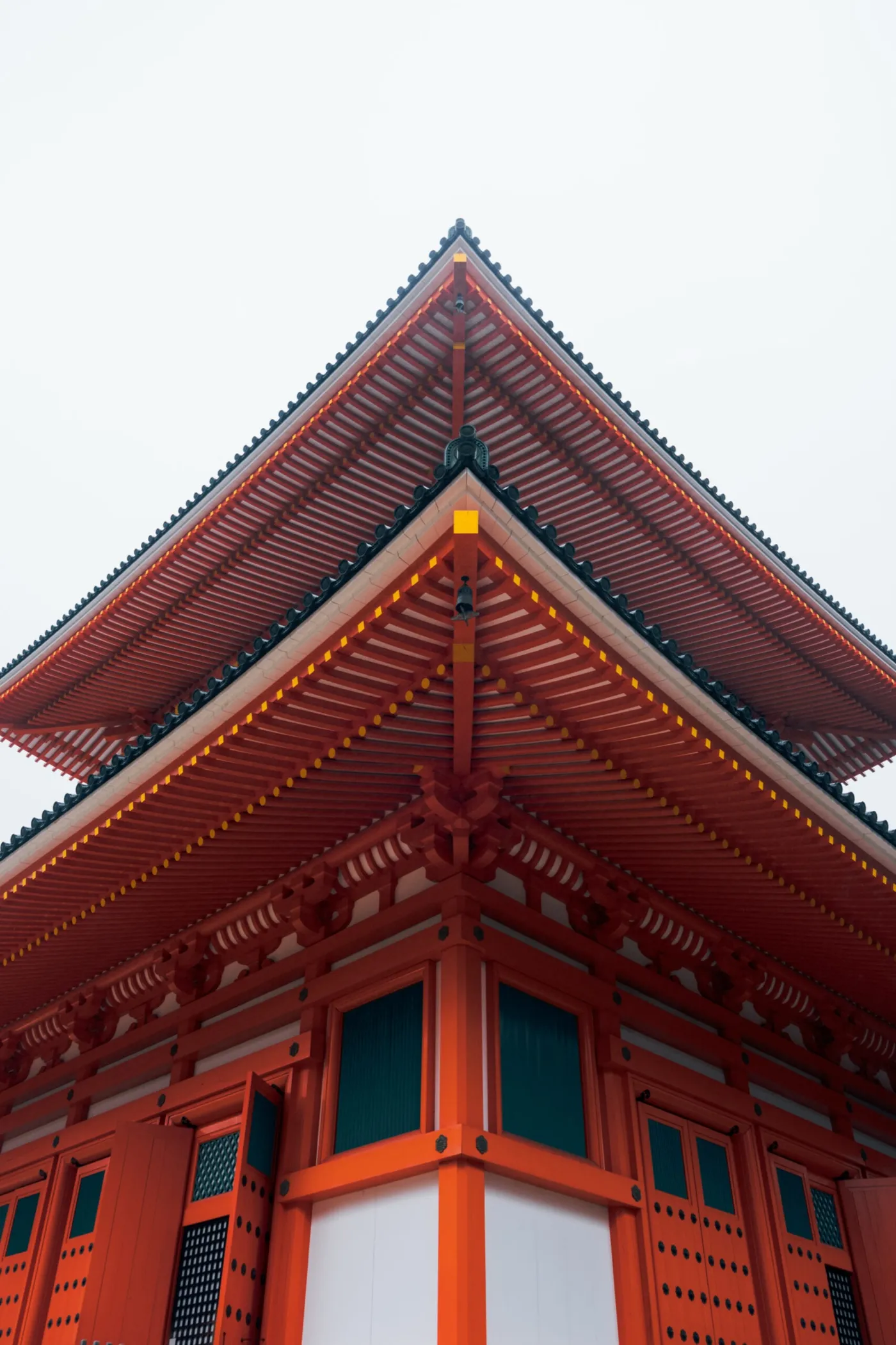 Il tetto rosso di una pagoda giapponese visto dal basso
