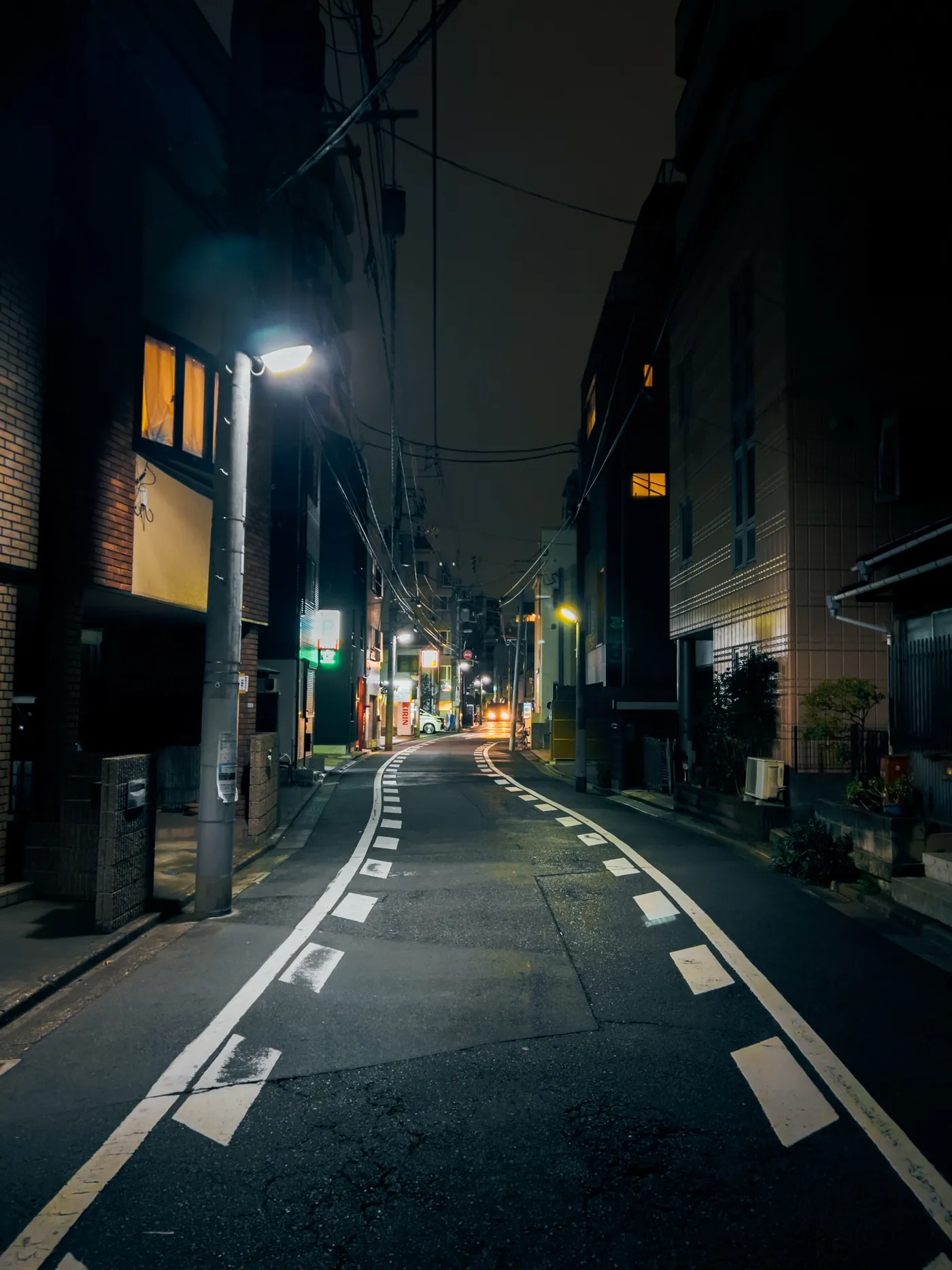 Una strada vuota di notte in Giappone