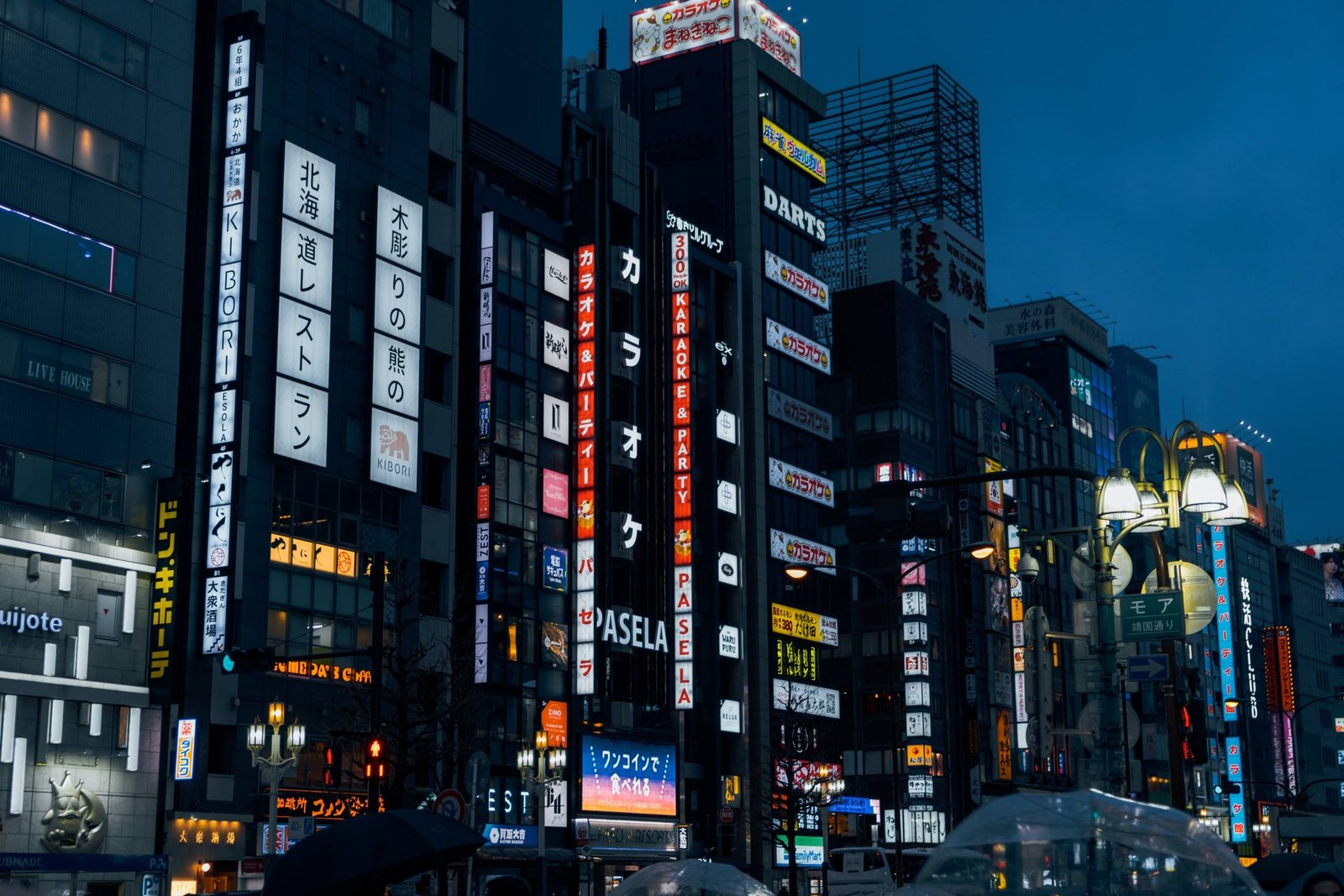 Grattacieli e insegne di Tokyo al tramonto