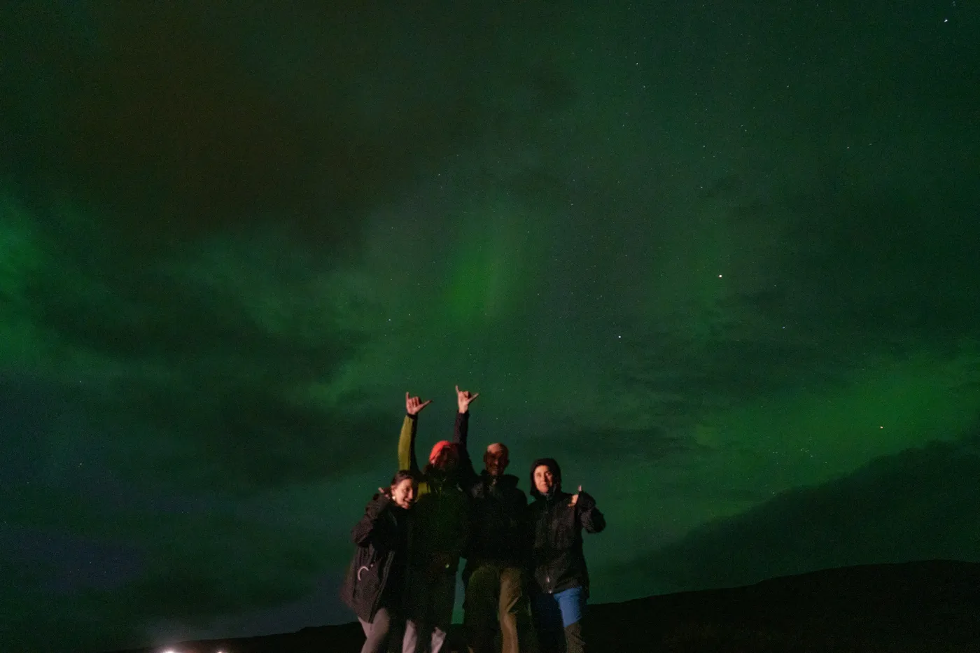 La crew di Viaggi Wild sotto l'aurora boreale