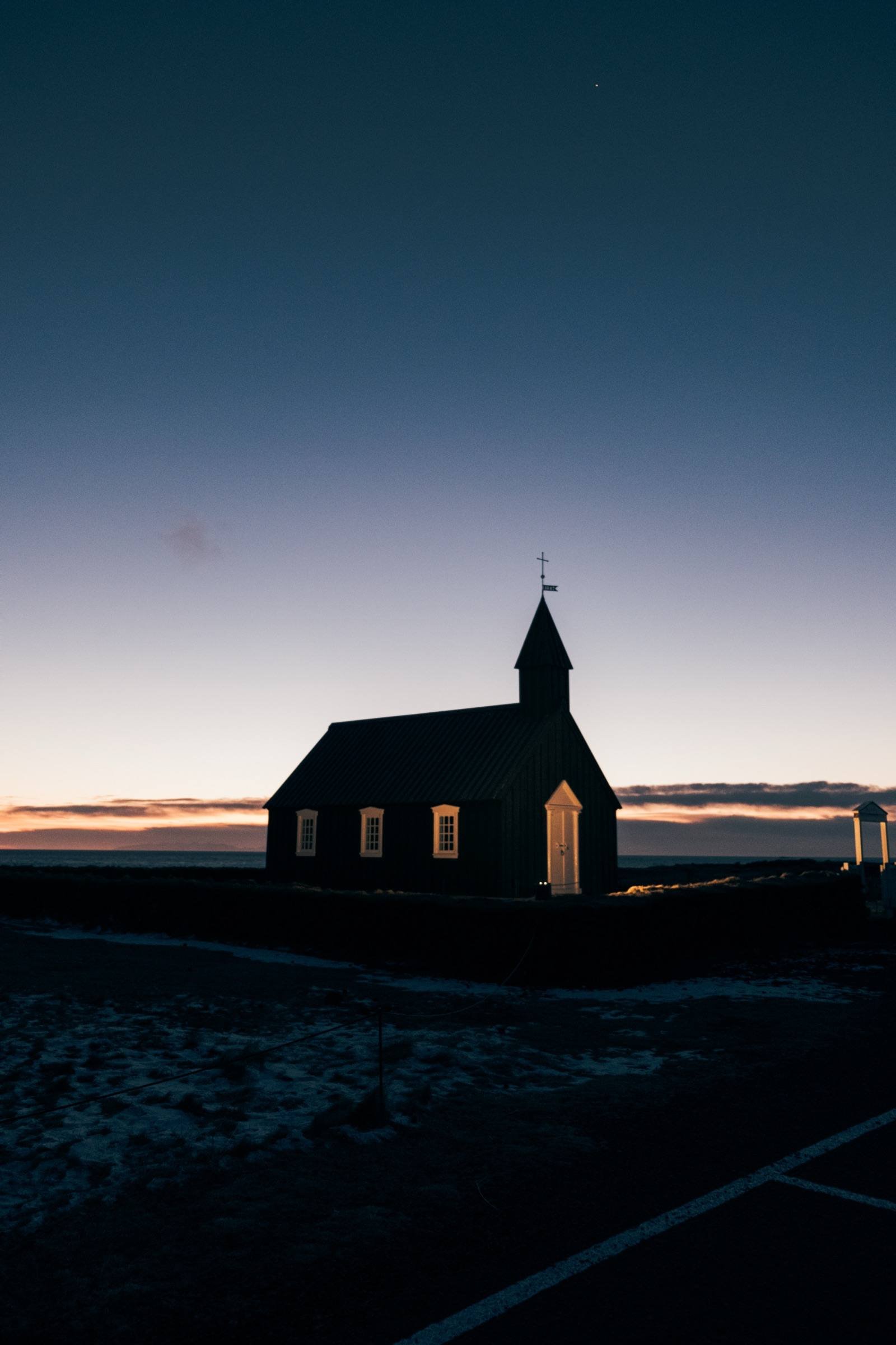 La chiesa nera di Búðir in Islanda al crepuscolo