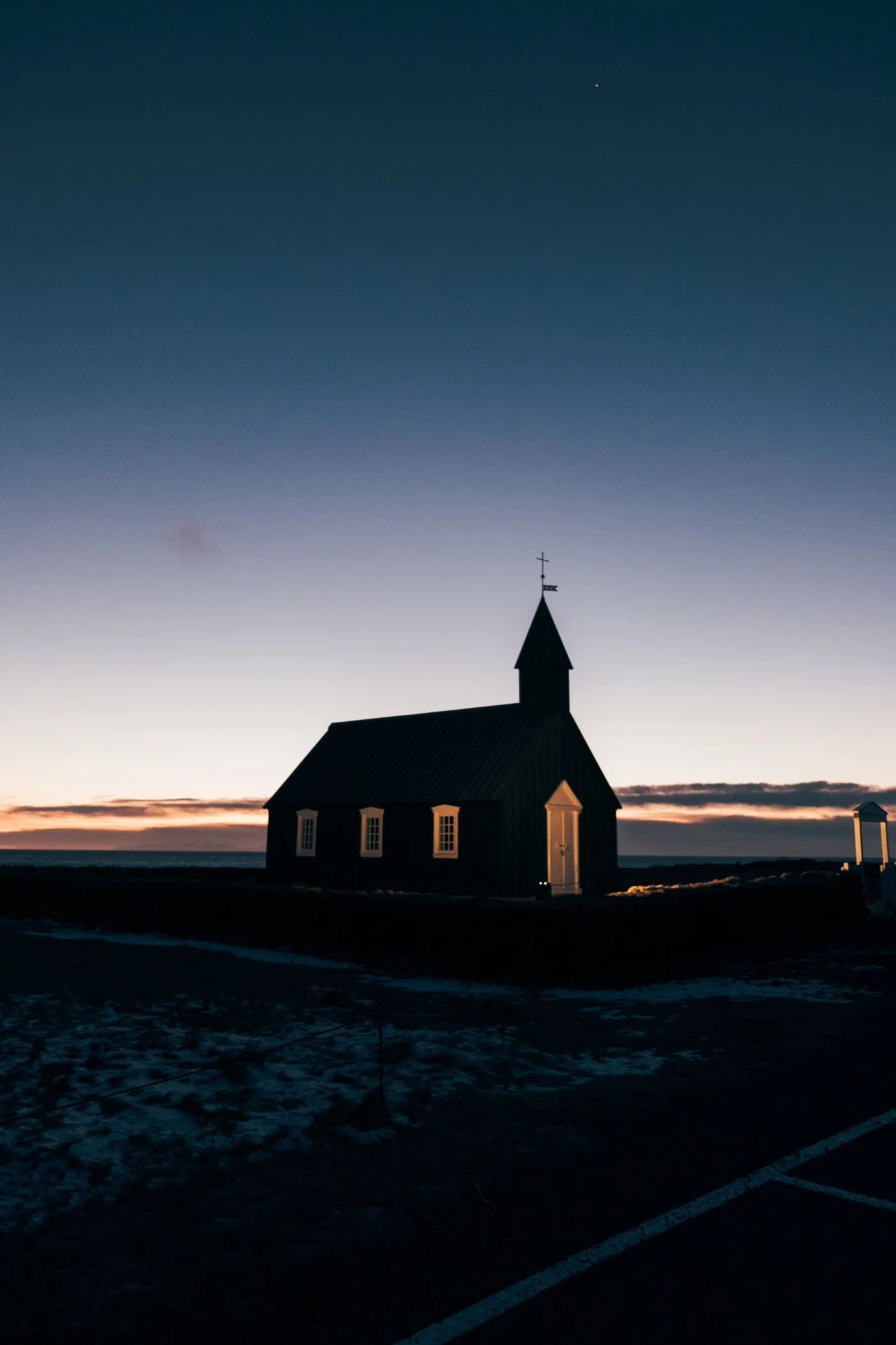 La chiesa nera di Búðir al crepuscolo