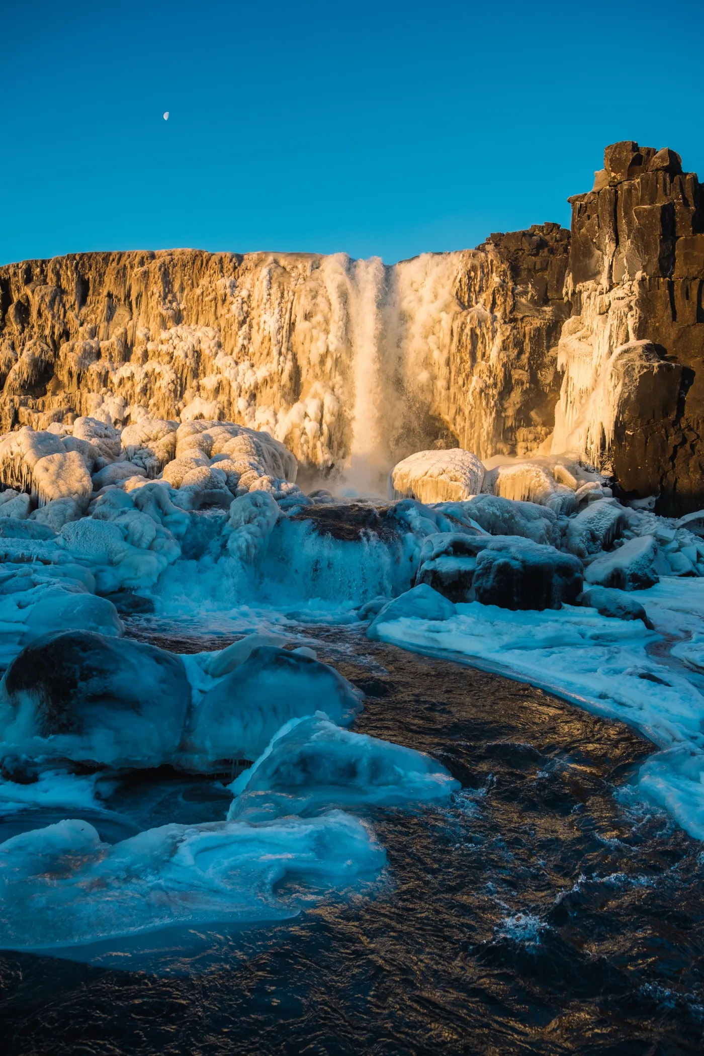 Cascata ghiacciata al tramonto in Islanda