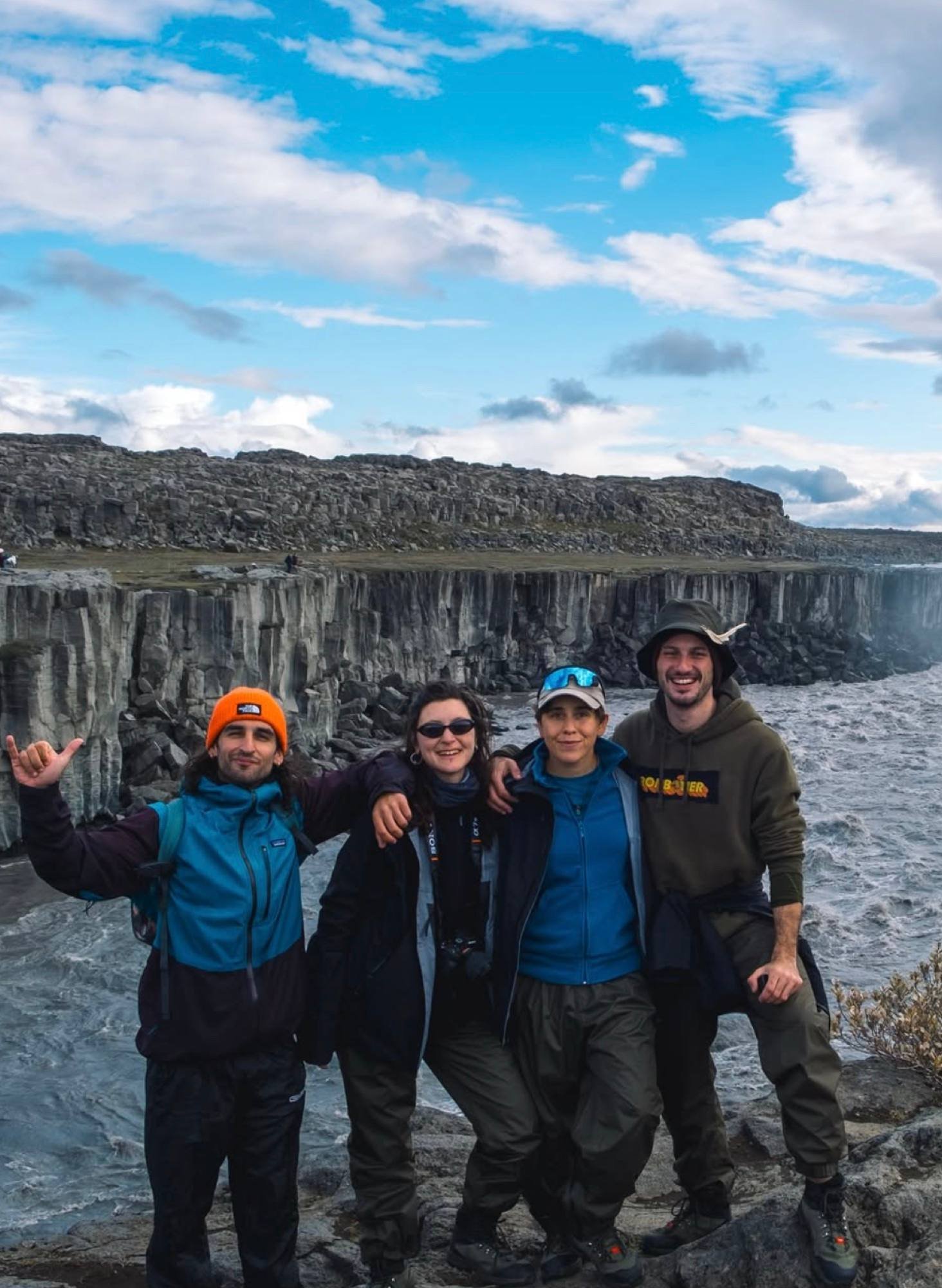 Gruppo di un viaggio fotografico sul bordo di un canyon in Islanda