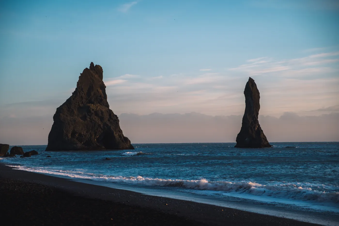 I faraglioni di Reynisdrangar sulla spiaggia nera