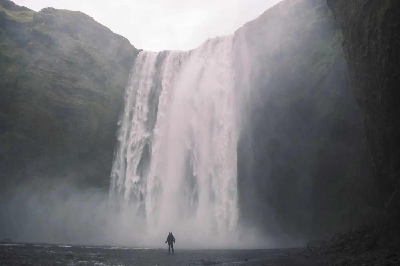 Un partecipante davanti alla cascata di Skógafoss durante il workshop