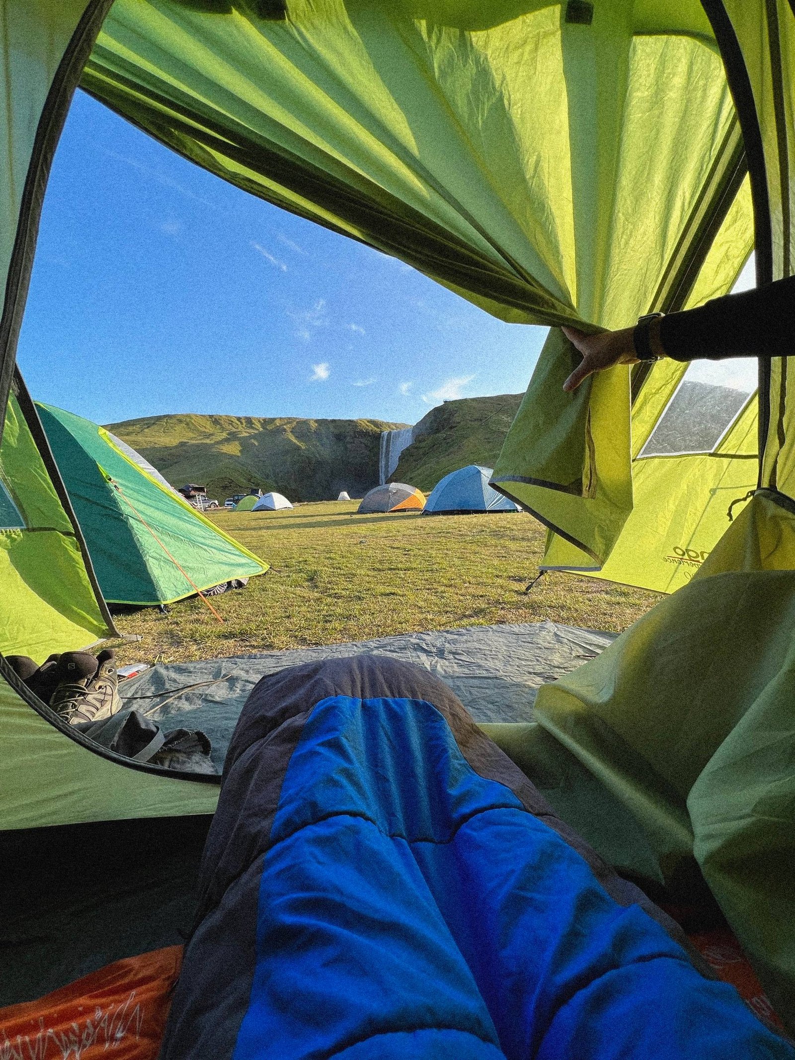 Vista dall'interno di una tenda in un campeggio islandese durante un viaggio fotografico