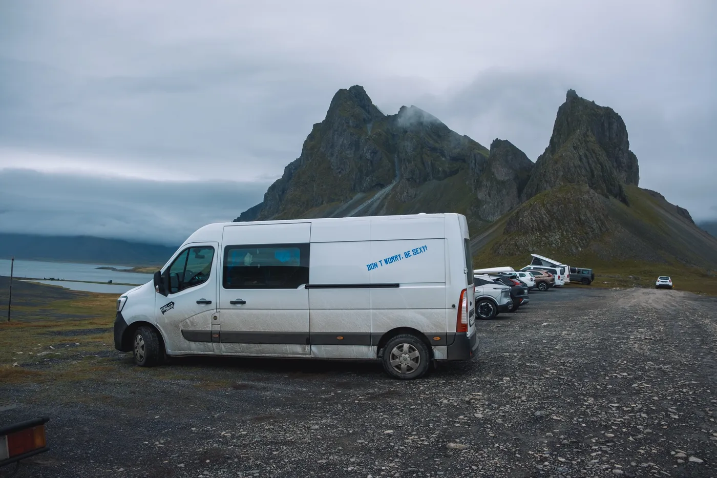 Il van della spedizione su una strada sterrata sotto il Vestrahorn