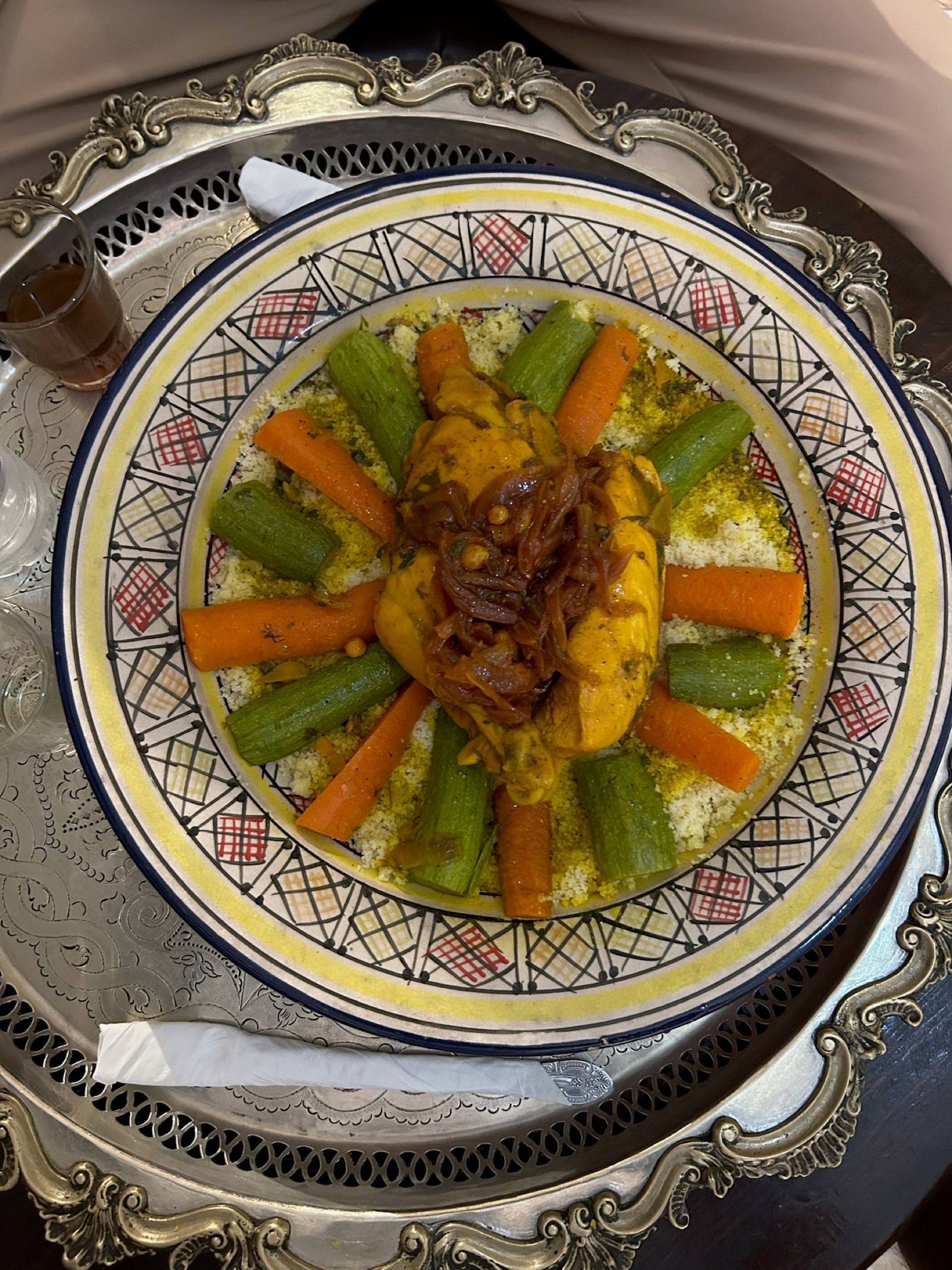 Un piatto di couscous con verdure su un tavolo marocchino