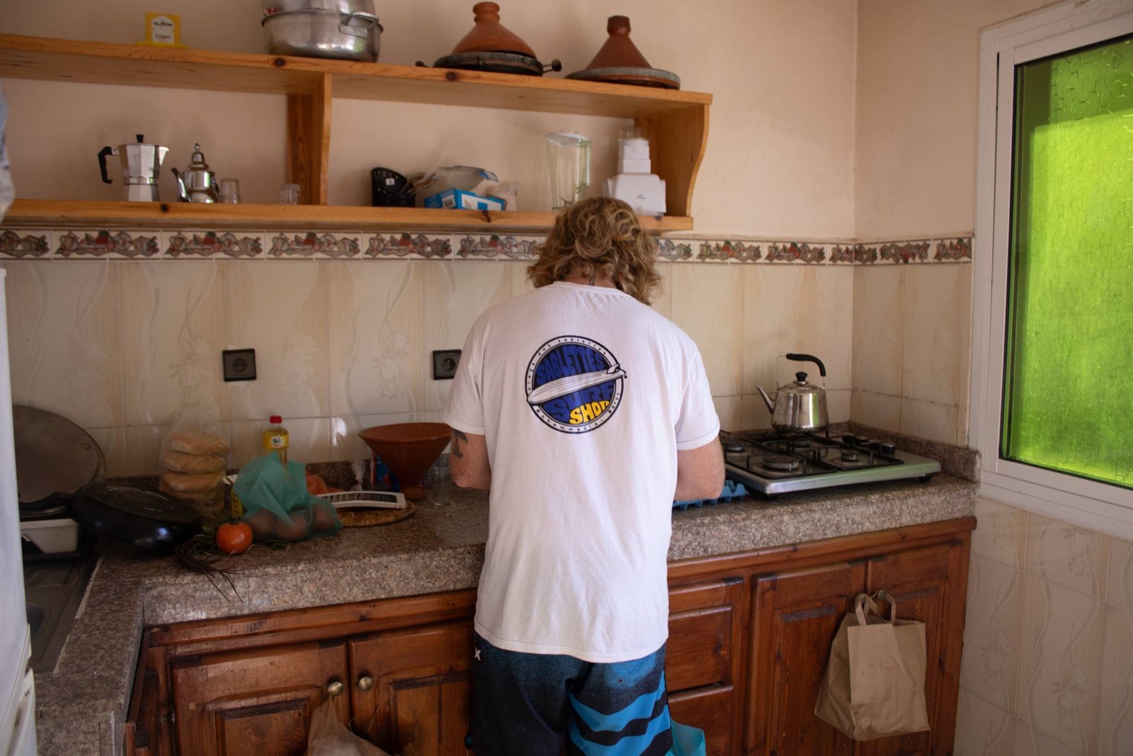 Membro della crew Viaggi Wild cucina in una casa marocchina