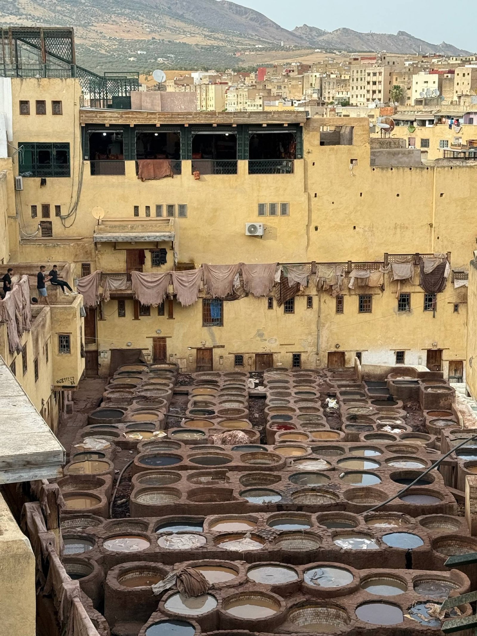 Le vasche di pietra della conceria Chouara a Fès viste dall'alto