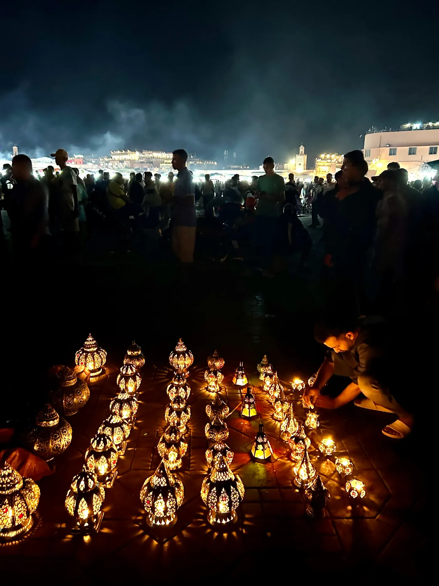 Lanterne accese nella piazza Jemaa el-Fna a Marrakech di notte