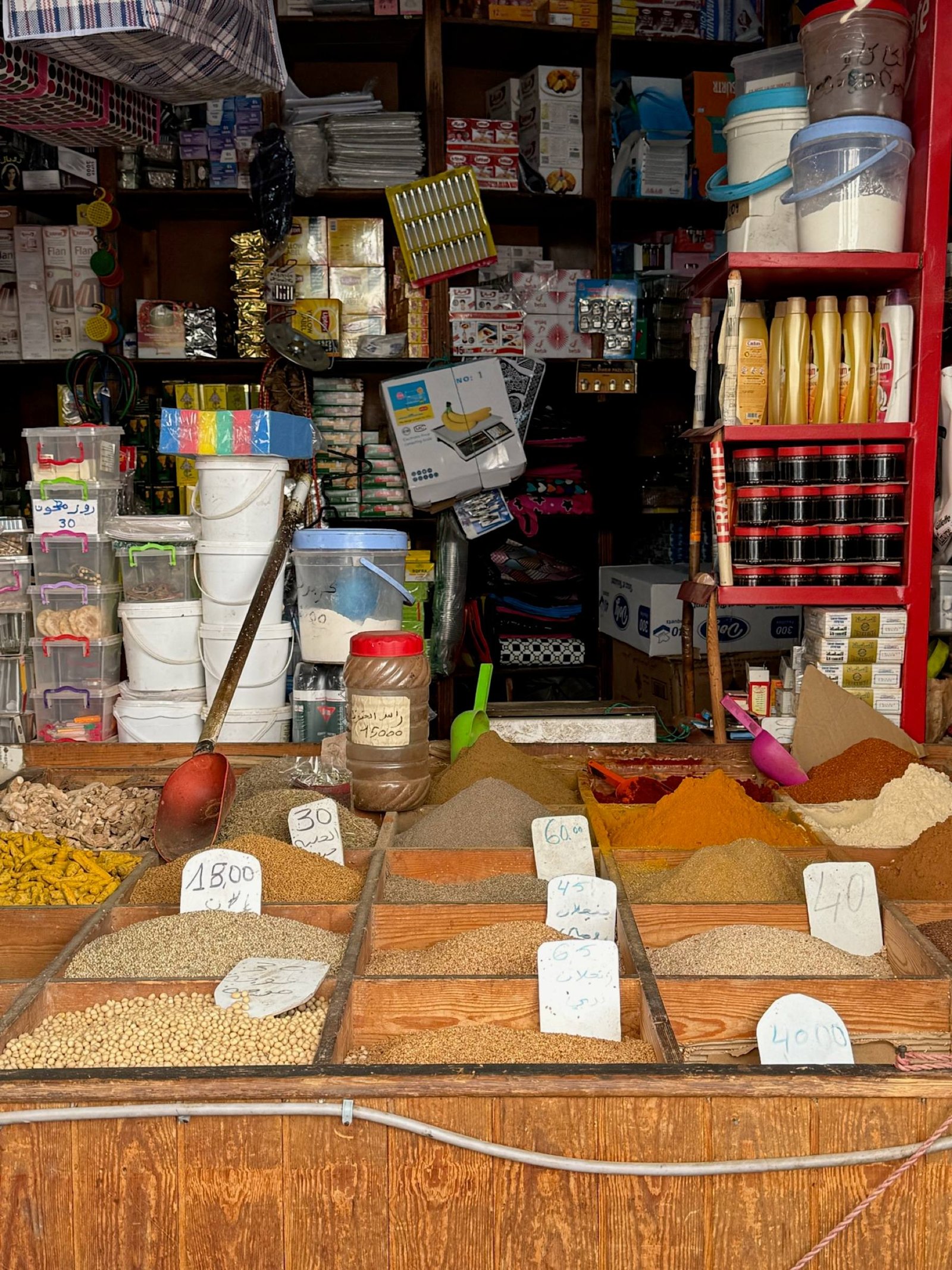 Una bottega di spezie e tè in una medina del Marocco