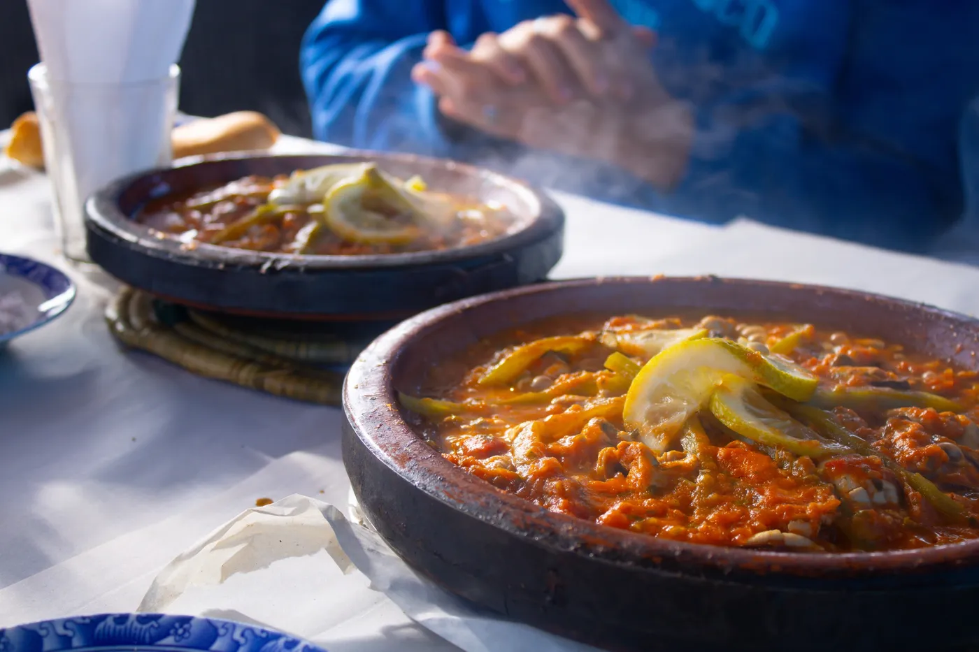 Una tajine di verdure su una tavola marocchina