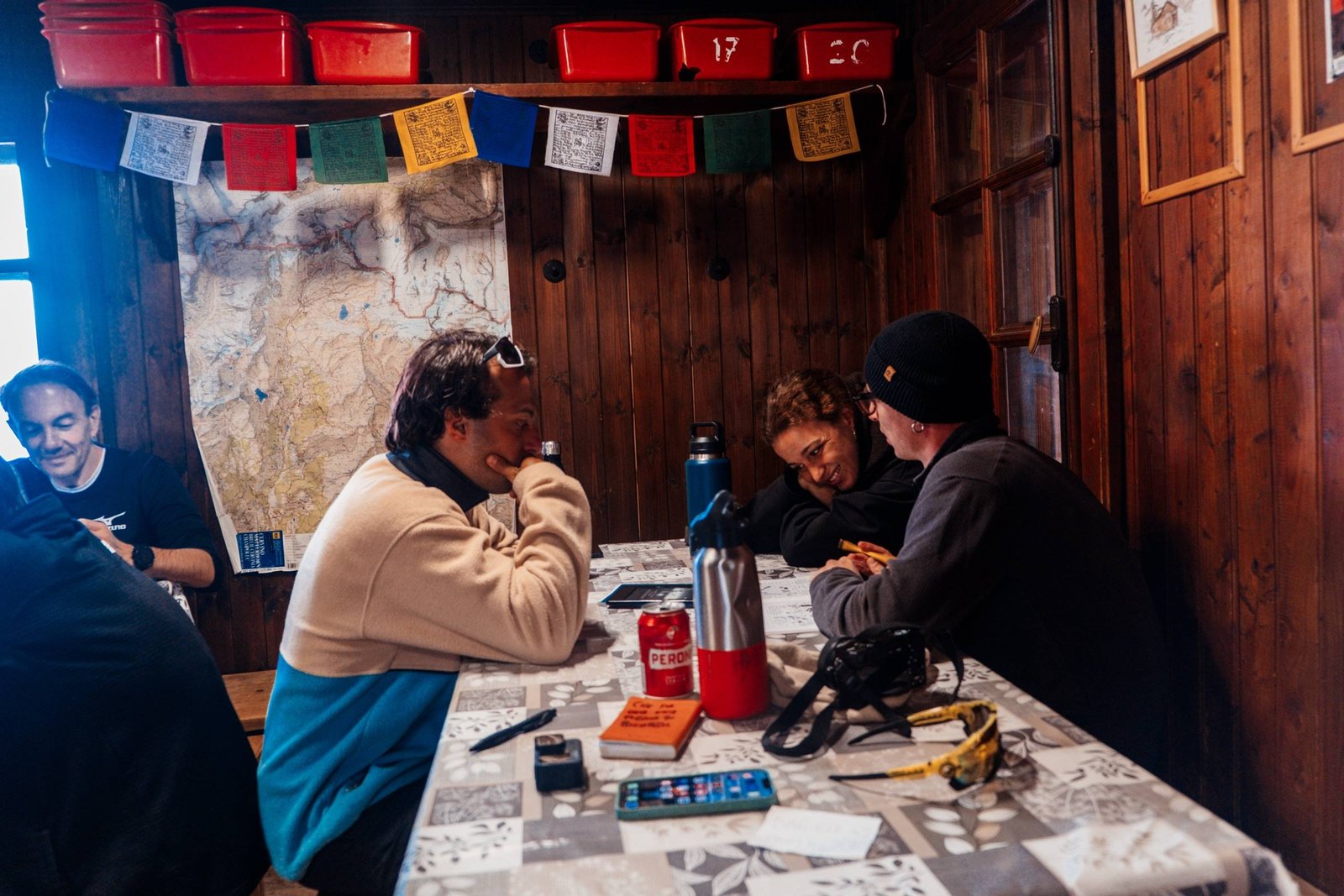 Partecipanti di un workshop fotografico rivedono le foto la sera in un rifugio