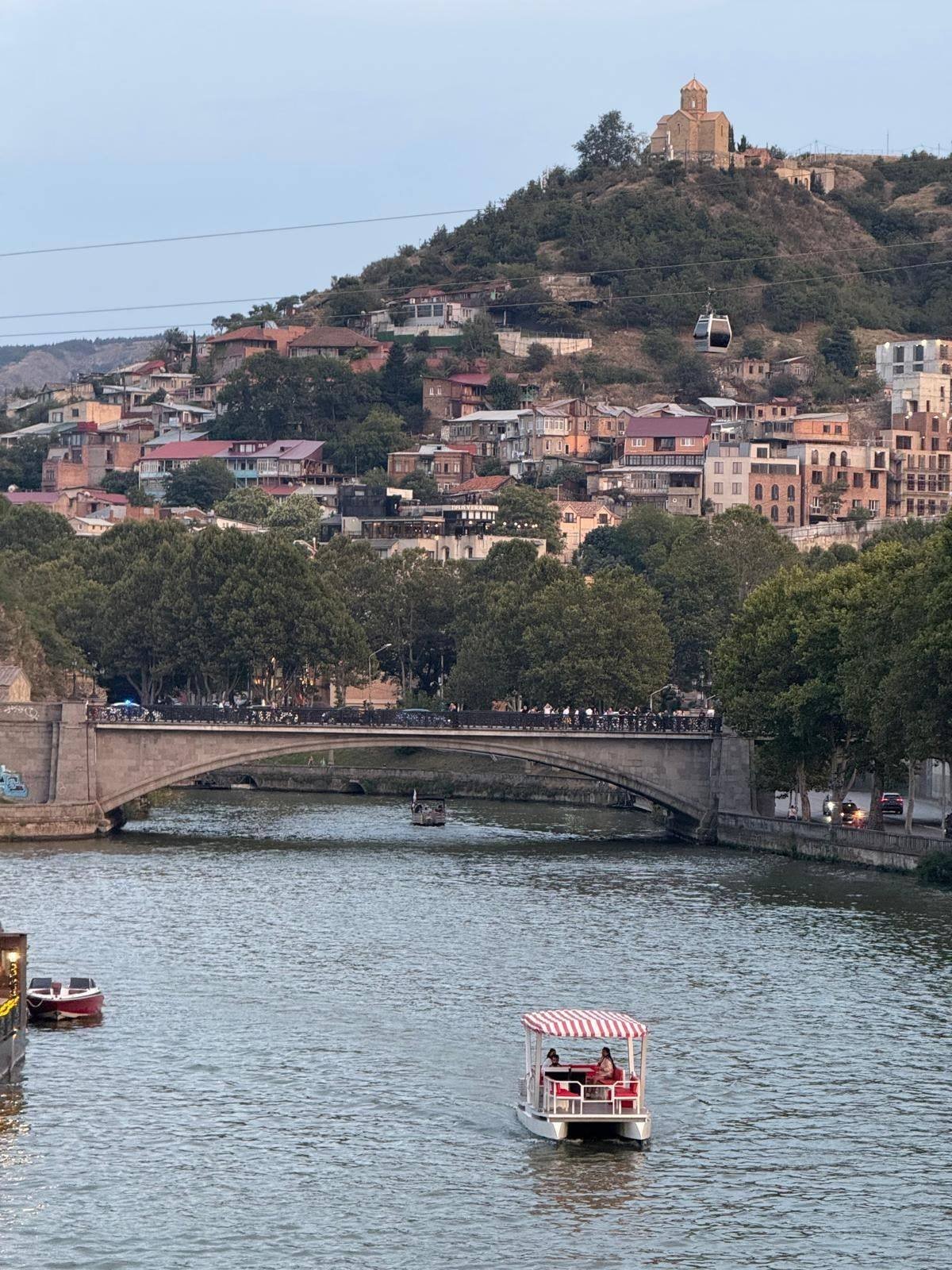 Il fiume Mtkvari a Tbilisi, con le case sulla collina