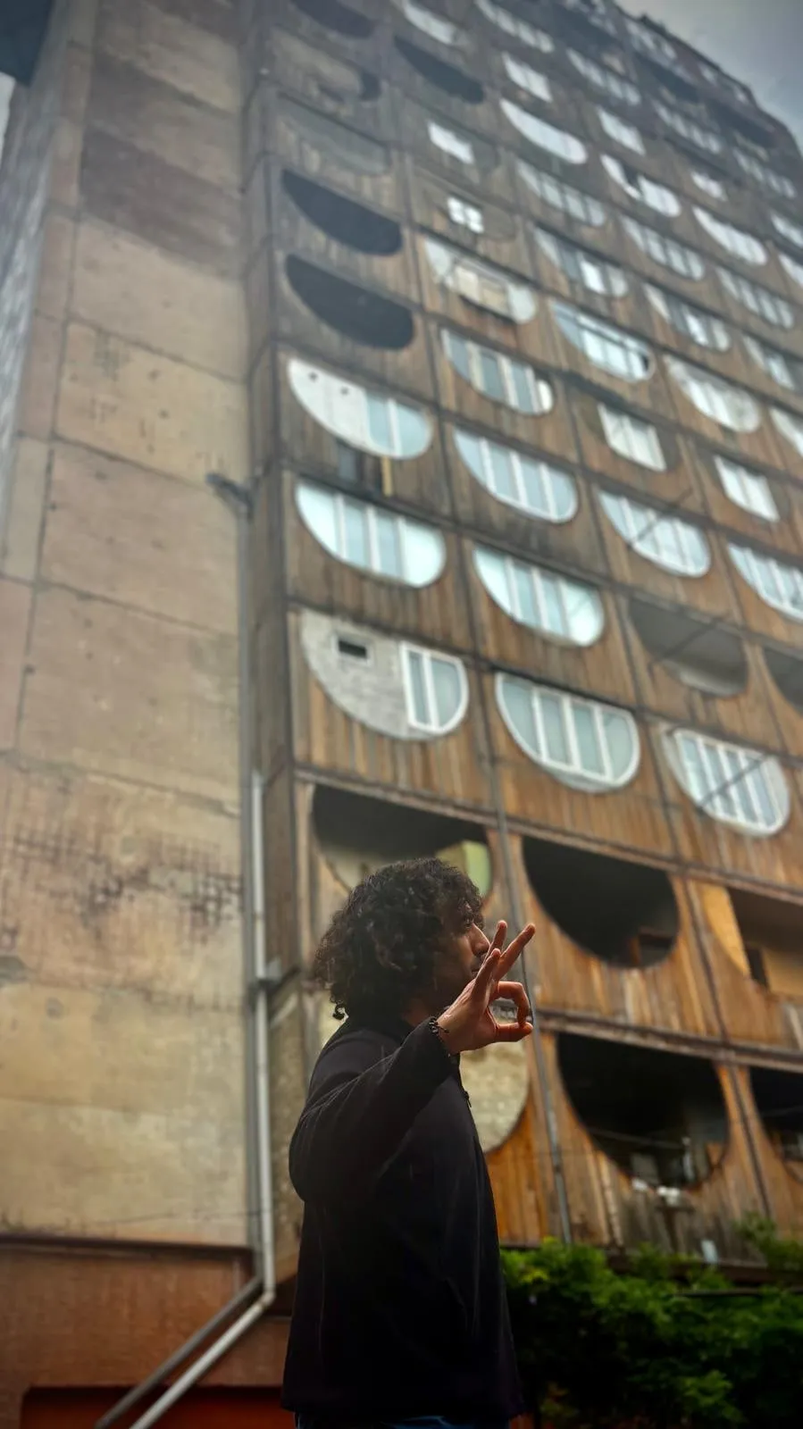 Un palazzo di epoca sovietica con i balconi a semicerchio