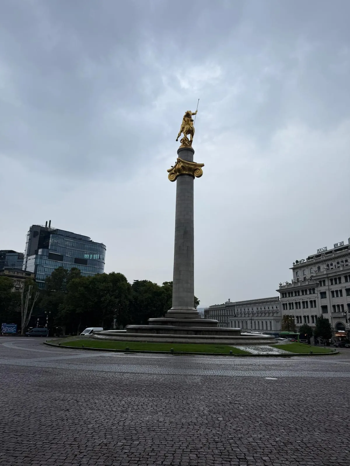 La colonna con San Giorgio dorato in piazza della Libertà