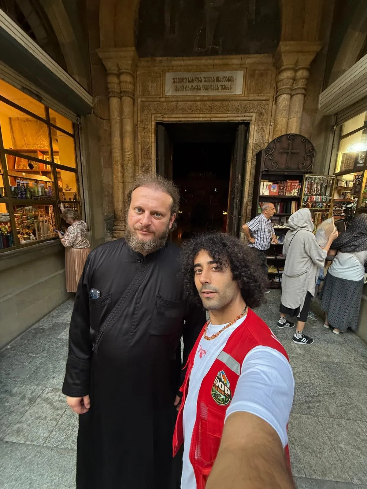 Giuseppe con un sacerdote ortodosso davanti all'ingresso di una chiesa di Tbilisi